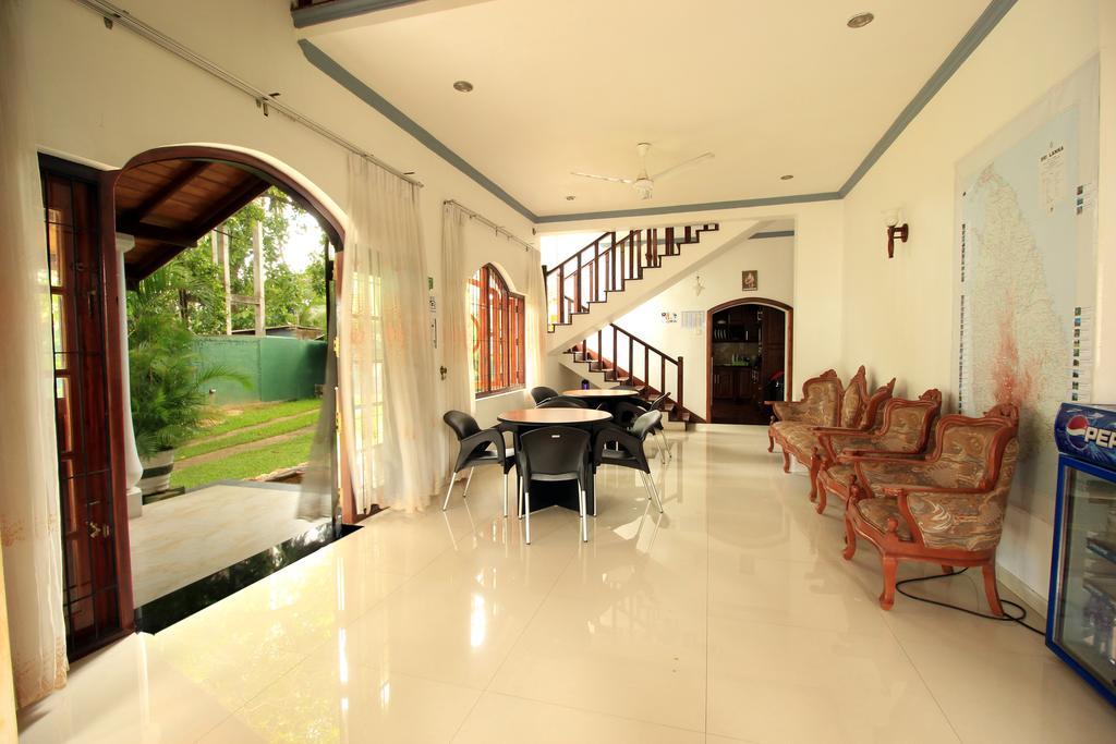 Flipflop Hostel เนกอมโบ ภายนอก รูปภาพ