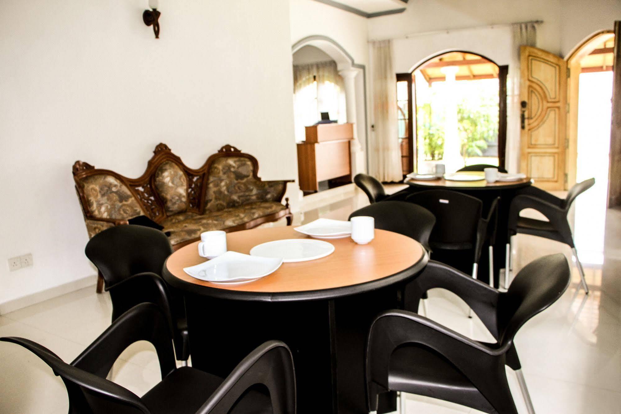 Flipflop Hostel เนกอมโบ ภายนอก รูปภาพ